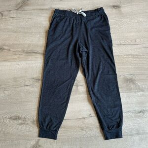 Vuori Performance Joggers in charcoal heather, size small